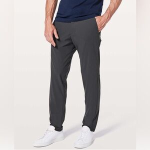 EUC Lululemon Commission Slim
*Warpstreme Obsidian Gray Size 40x32